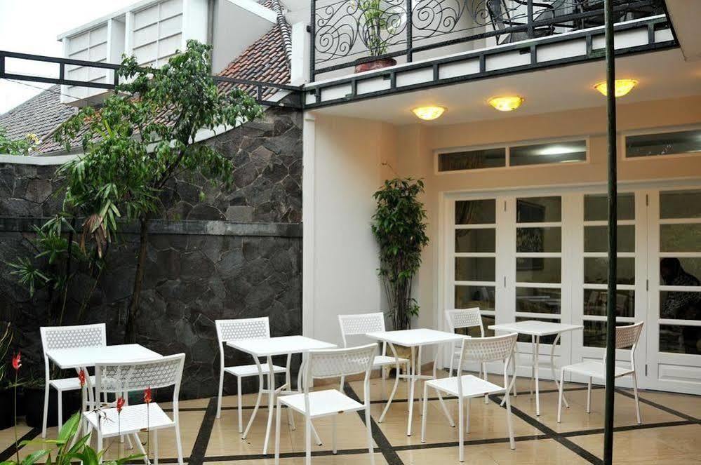 La Nostalgie Boutique Guest House Bandung Exterior foto